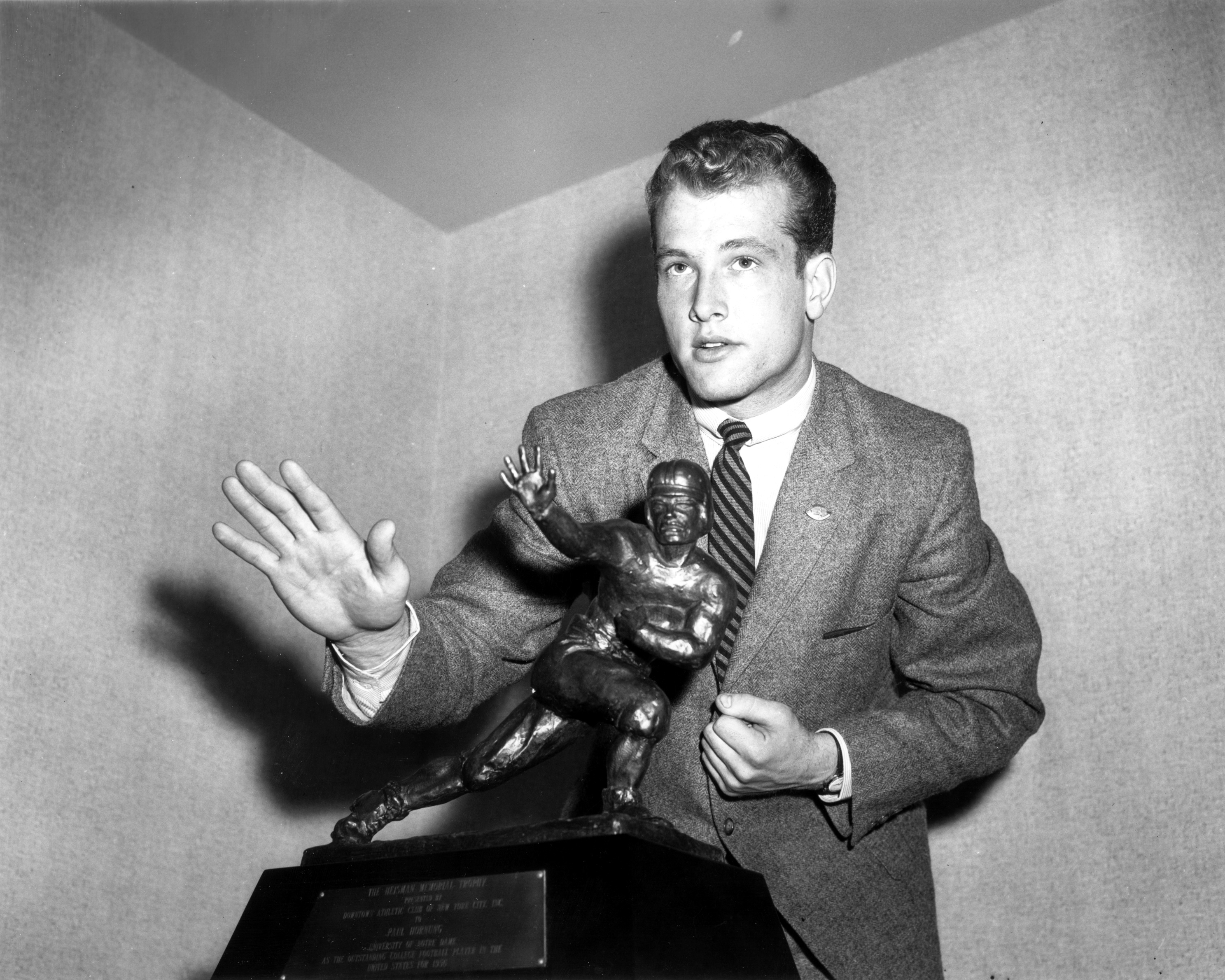 Paul-Hornung-with-Heisman-Trophy-1956.jpg