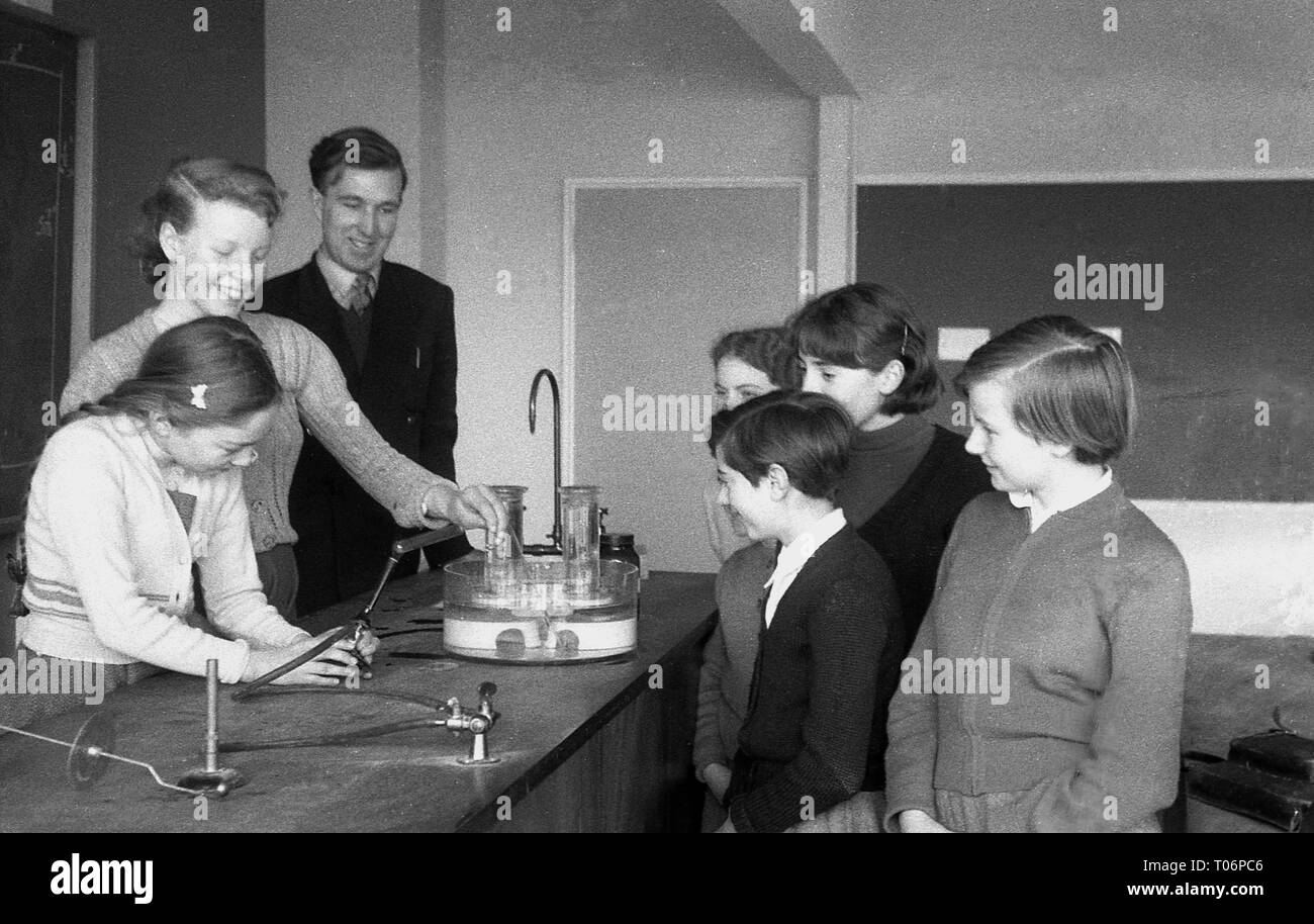 1950s-school-science-lesson-england-uk-T06PC6.jpg