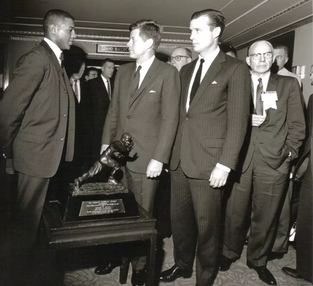 rp_primary_PresidentKennedy_ErnieDavisatthe1961NFFDinnerandRichardHamsoftheHeismanTrophyAwardCommittee_web.jpg