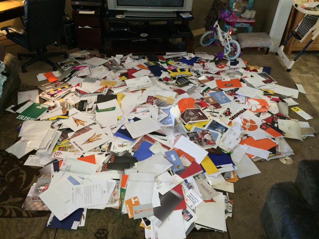 B9rNsrKCQAEIvEG.jpg:large