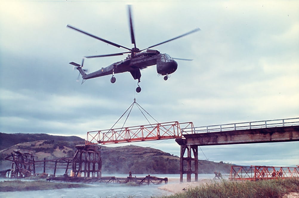 Sikorsky_Skycrane_carrying_bridge.jpg