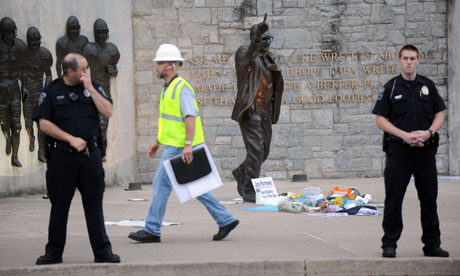 paterno-statue-penn-state-008.jpg