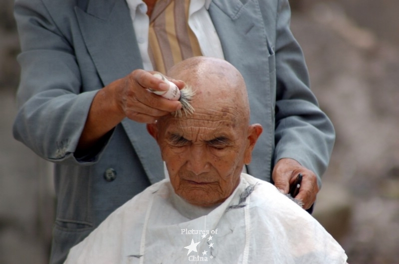 1181390169_le-rasage-du-crane-head-shaving.jpg