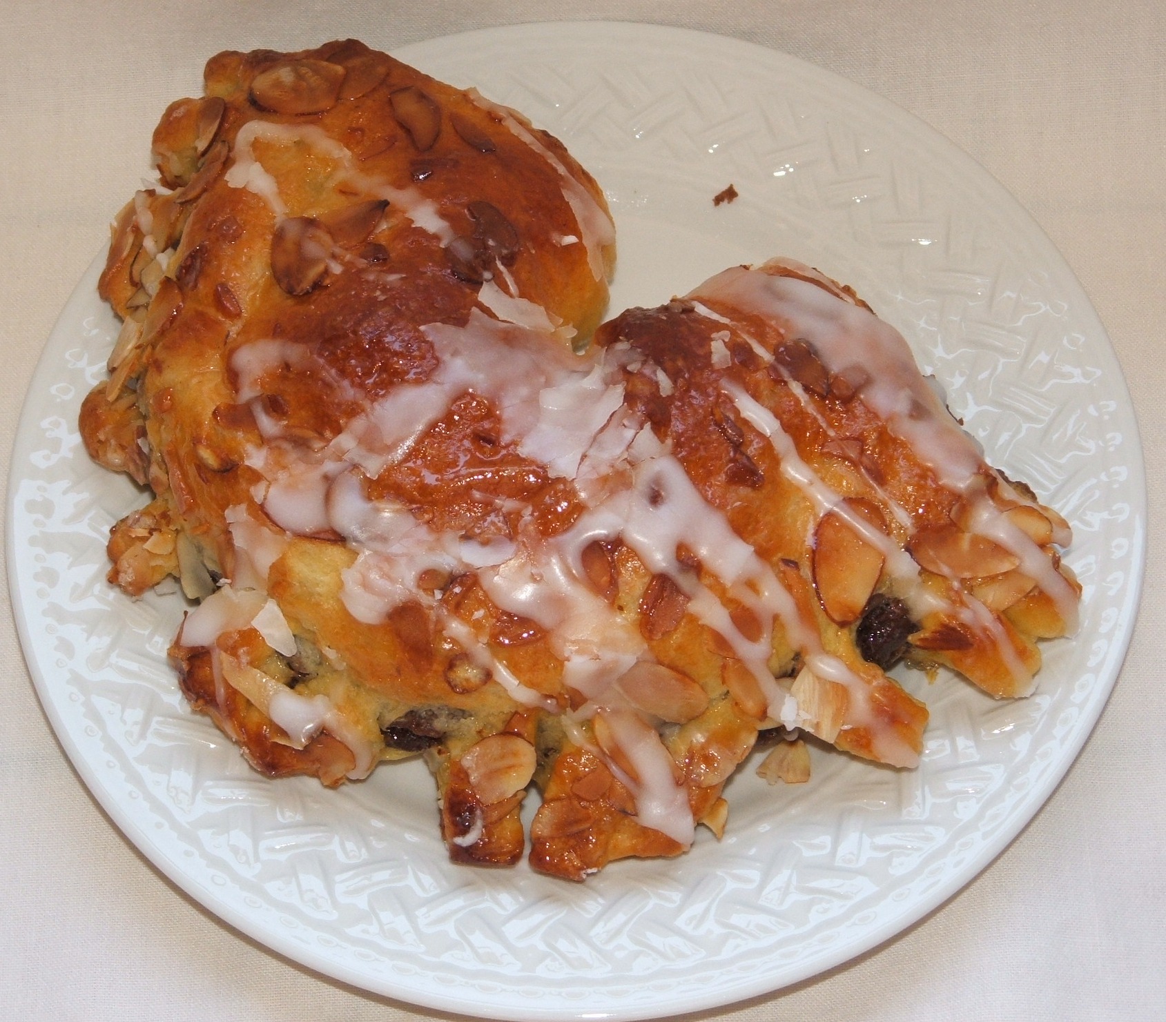 Bear_claw_pastry.JPG