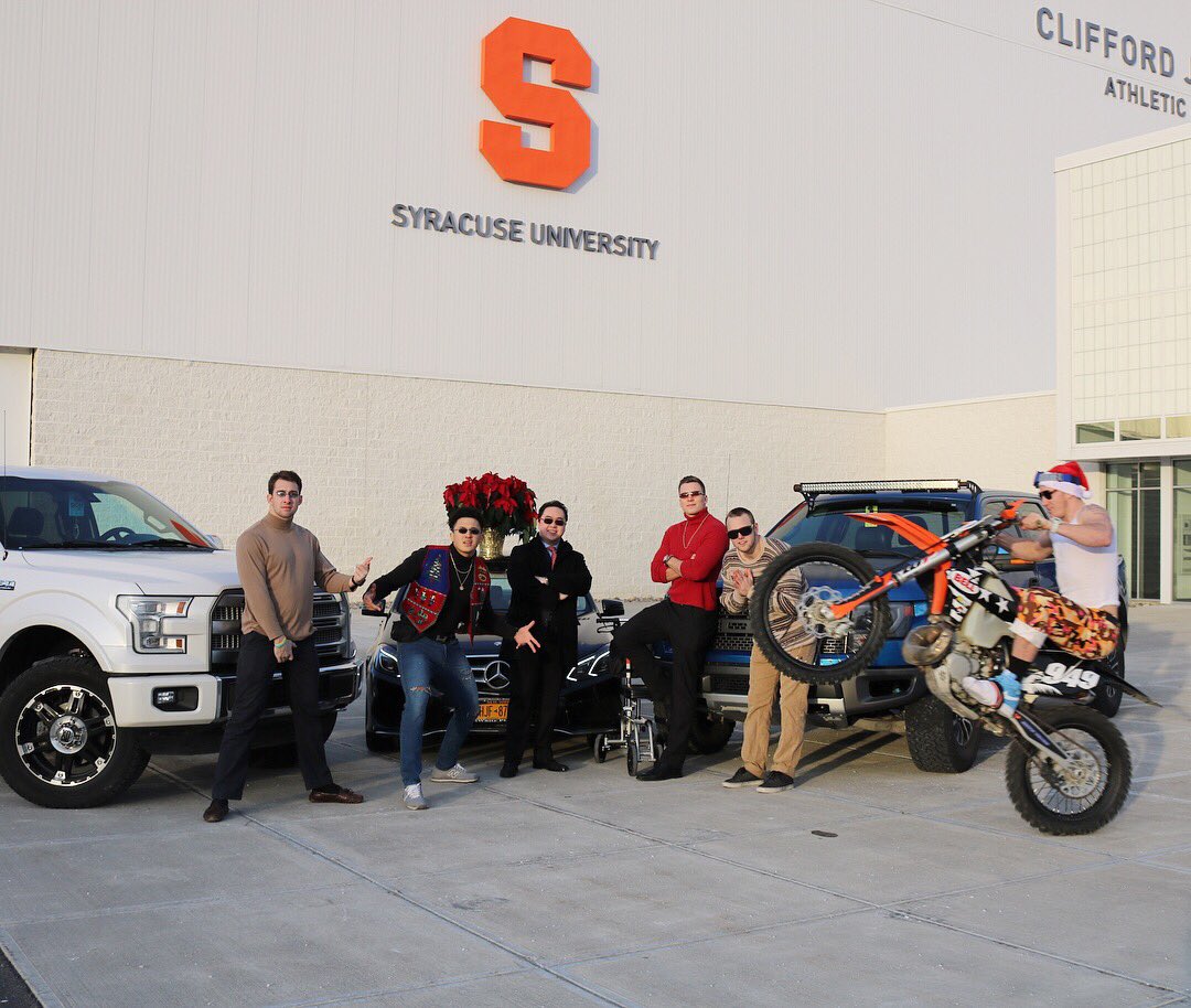 DQn5mvfVoAANL9G.jpg:large