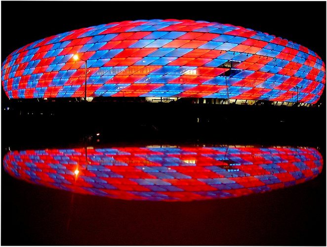 Allianz-Arena.blue.red.jpg