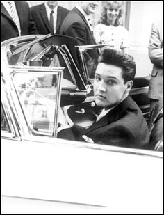 c060e5540b5cd8ca9d9893cdae76eaad--young-elvis-car-photos.jpg