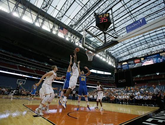 2012-12-9-ucla-fans2-4_3_r560.jpg