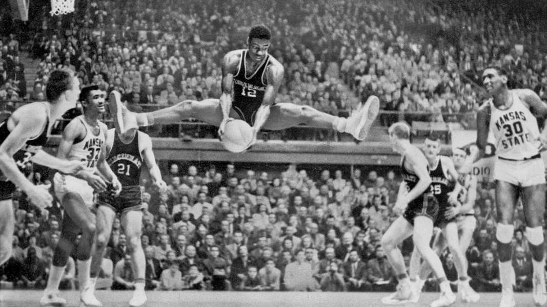 classic-photos-of-oscar-robertson_1qsy6o6lkcgvp1wp2vtn5j5prh.jpg