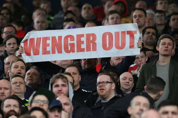 A-fan-holds-up-an-anti-Arsene-Wenger-sig.jpg